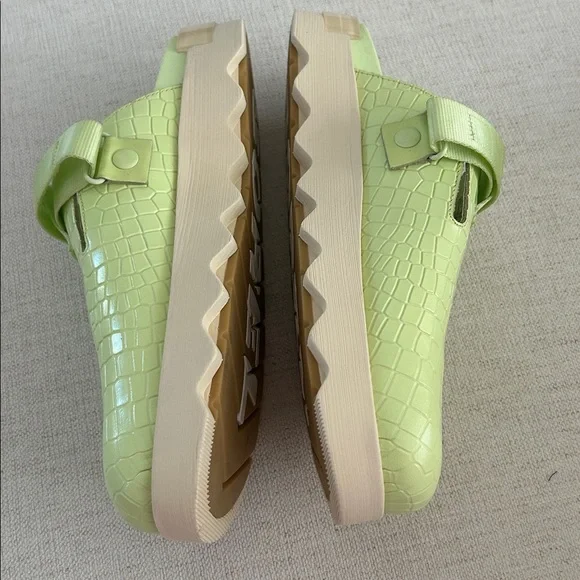 Sorel Viibe Lime Green White Croc Embossed Clogs Shoes, Size 11, NWOT Display - Picture 3 of 9